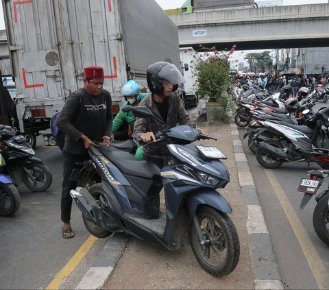 FOTO: Tuntut Kenaikan Upah, Ribuan Buruh di Bekasi Nekat Blokade Jalan hingga Lalu Lintas Lumpuh Total