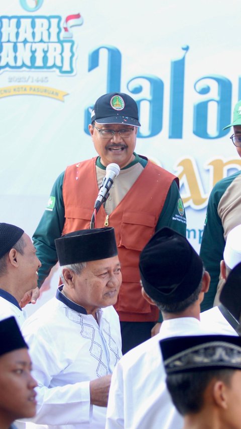 Jalan Sehat Sarungan, Gus Ipul Harap Warga Bantu Kota Pasuruan Jadi Kota yang Bersih & Tertib