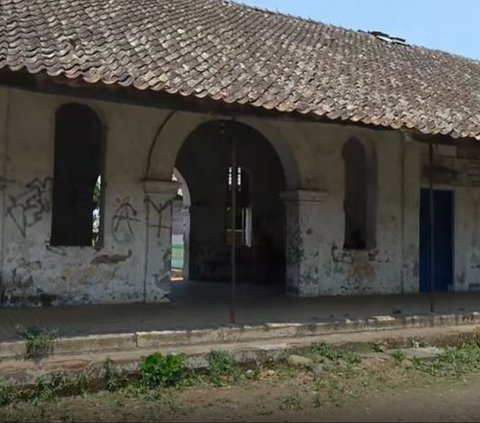 Dulu Megah dan Ramai Penumpang, Ini Potret Bangunan Bekas Stasiun Secang yang Masih Terjaga Keasliannya