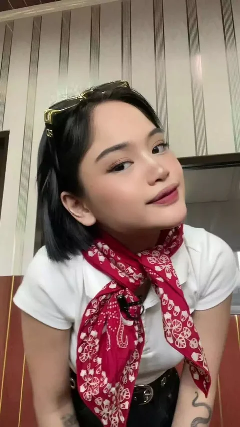 Jeje Slebew juga masih konsisten dengan ciri khas rambut bondolnya.