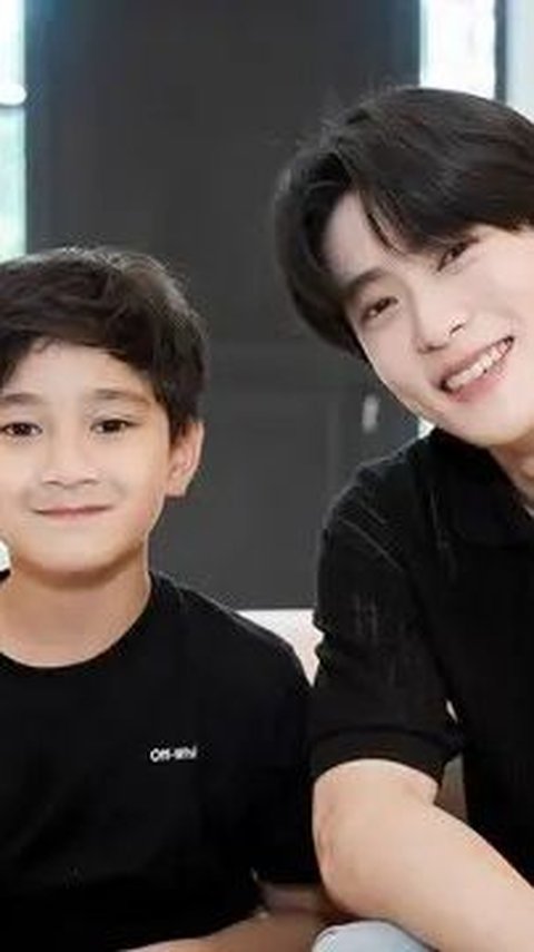 Rafathar dan Jaehyun NCT dipuji karena kemiripan visual mereka oleh warganet. Ketika mereka berfoto bersama, kegantengan keduanya mendapat pujian yang sama.