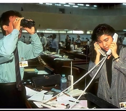 Technology Not as Advanced as Now, This 1990 Employee Had to Lift 2 Phones and Use a Telescope in the Office