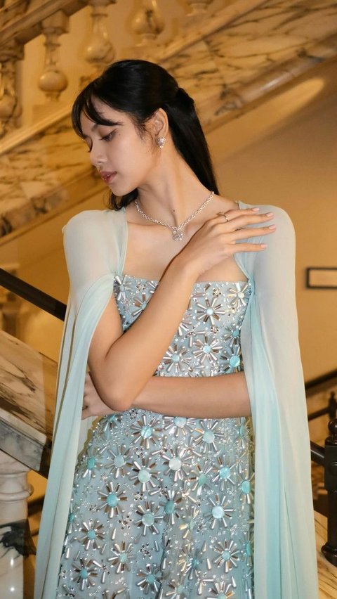 Lisa Blackpink Wears Blue Cape Gown to Buckingham Palace, like Princess Elsa from 'Frozen' in the Real World