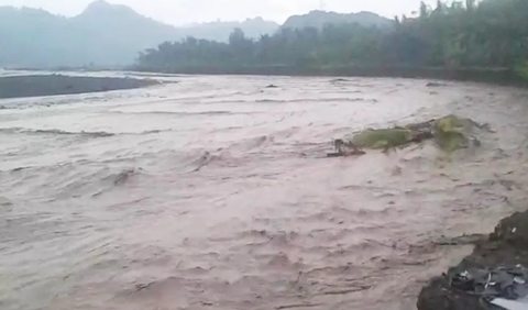 Masyarakat diimbau lebih waspada ketika terjadi hujan di suatu wilayah, khususnya yang tinggal di dekat sungai.<br>