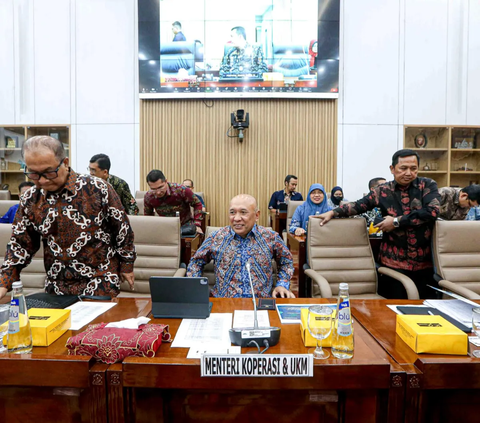 Menteri Koperasi dan UKM Teten Masduki menghadiri Rapat Kerja dengan Komisi VI DPR di Gedung Parlemen, Jakarta, Kamis (23/11/23). Dalam Raker itu membahas penanganan kredit macet pelaku Usaha Mikro Kecil dan Menengah (UMKM).<br>