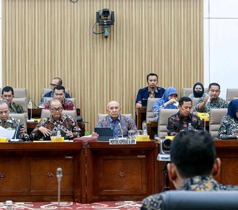 FOTO: Menkop UKM Teten Masduki Curhat Soal Penanganan Kredit Macet UMKM di Depan Komisi VI DPR