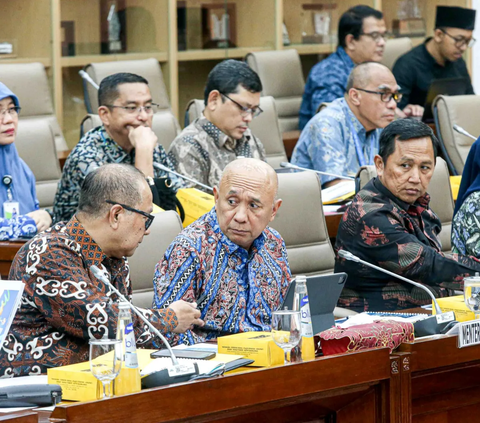 FOTO: Menkop UKM Teten Masduki Curhat Soal Penanganan Kredit Macet UMKM di Depan Komisi VI DPR