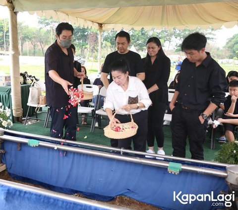 10 Momen Edric Tjandra saat Antarkan Jenazah Sang Ayah ke Tempat Peristirahatan Terakhir, Tak Kuasa Menahan Tangis