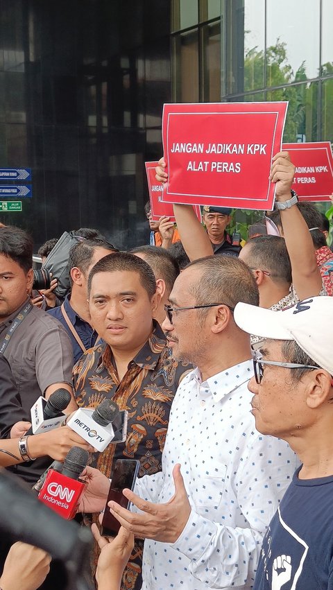 Abraham Samad hingga Novel Baswedan Rayakan Penetapan Tersangka Firli Bahuri, Gunduli Rambut di KPK 