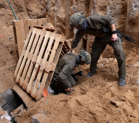 Sejumlah jurnalis diperbolehkan turun dan mengambil gambar penampakan bagian dalam terowongan bawah tanah di RS Al-Shifa, Gaza yang bongkar oleh tentara zionis Israel.