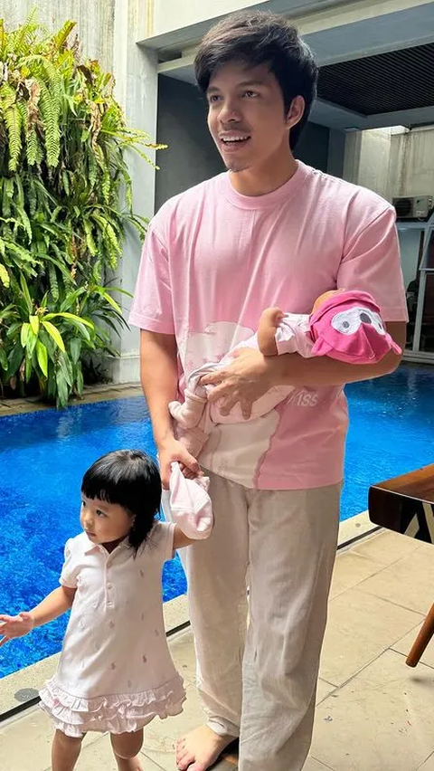 Jadi Ayah Dua Anak, ini Momen Lucu Atta Halilintar Mandikan Ameena dan Azura Sekaligus: Indahnya Keriwuhan Pagi ini<br>