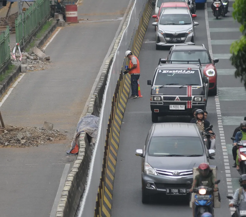 Pekerja menyelesaikan proyek strategis nasional LRT Jakarta Phase 1B Velodrome - Manggarai di Jakarta, Kamis (23/11/2023). Pemerintah Provinsi (Pemprov) DKI Jakarta akan melanjutkan proyek LRT Jakarta 1B Velodrome-Manggarai sepanjang 6,4 kilometer.<br>