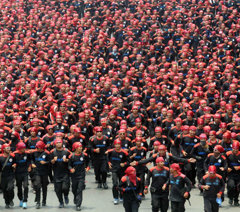 Sebelumnya pada Rabu (22/11), para pekerja yang tergabung dalam sejumlah serikat pekerja di Karawang berunjuk rasa di depan kantor Pemkab Karawang di jalan raya Ahmad Yani Karawang.