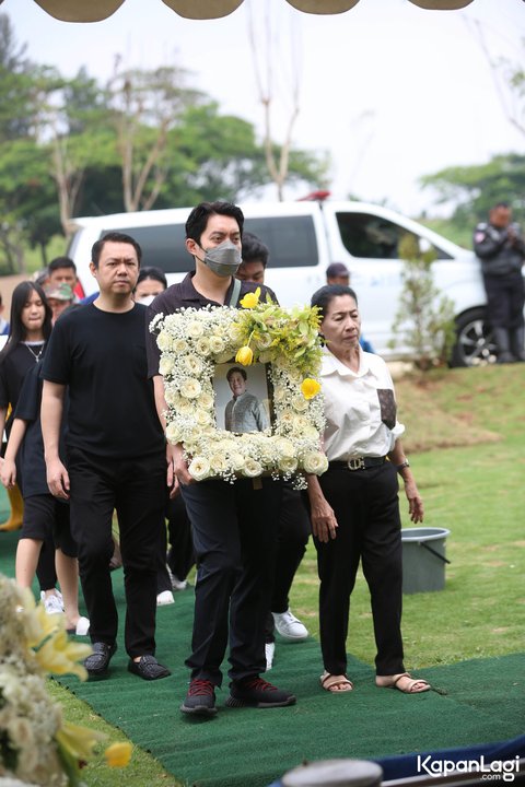 10 Momen Edric Tjandra saat Antarkan Jenazah Sang Ayah ke Tempat Peristirahatan Terakhir, Tak Kuasa Menahan Tangis