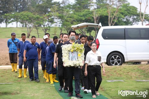 Diiringi Isak Tangis, 10 Foto Proses Pemakaman Jenazah Ayah Edric Tjandra di Sandiego Hill