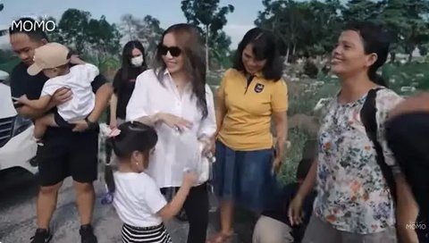 Momo Geisha pulang kampung bersama anak dan suaminya, Nicola Reza Samudra.