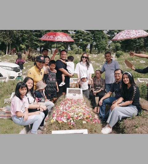 Netizen tidak hanya menyoroti makam sang ayah, tapi juga penampilan ibunya.