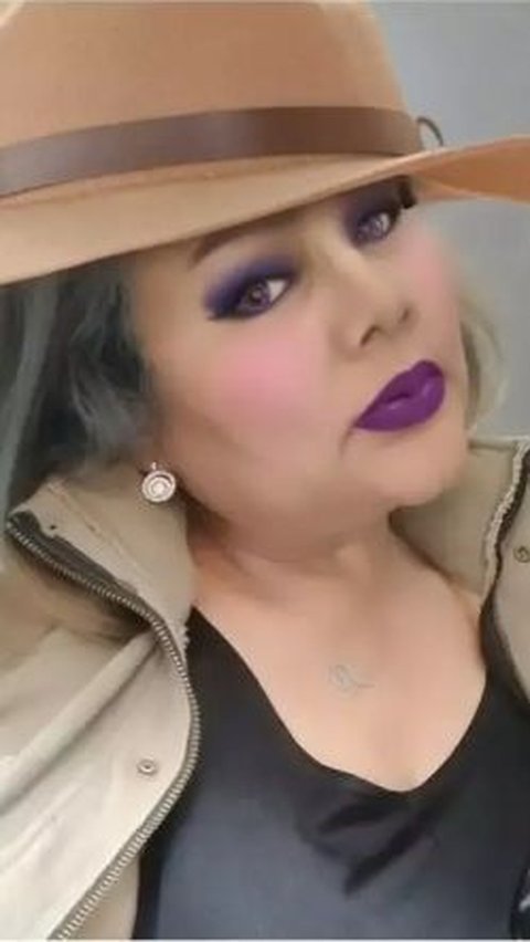 Tampil dengan makeup bold, Eva Manurung terlihhat begitu cantik meskipun lipstiknya berwarna ungu.
