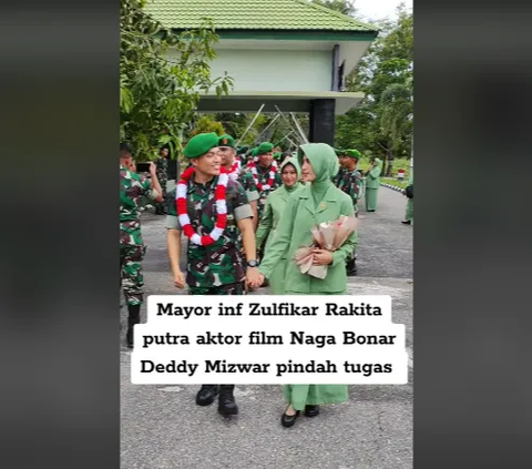 Video Zulfikar menjalankan tradisi pelepasan pun beredar di media sosial. Terlihat, Ia menggandeng tangan sang istri sembari melewati barisan pedang pora.<br>