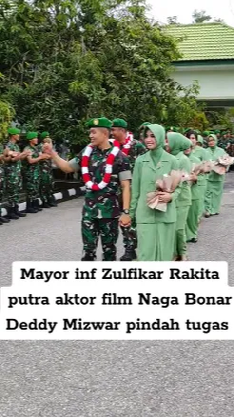 Memegang erat tangan sang istri, Zulfikar berjalan sembari memberikan apresiasi ke para perwiranya. <br>