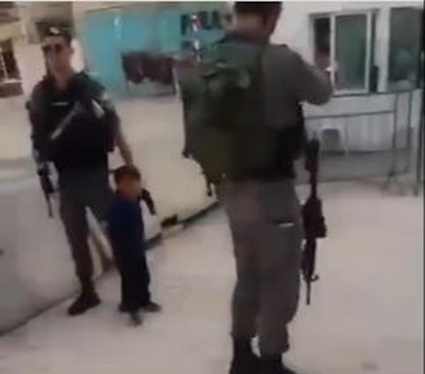 Terlihat dalam video yang beredar, anak tersebut menangis kencang karena ditangkap. Anak ini juga mencoba melepaskan diri, namun sayang salah satu tentara terluhat memegangi tangan anak tersebut. <br>