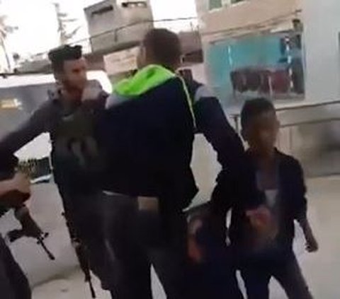 Di tengah perdebatan antara tentara Israel dengan pria tersebut, seorang bocah langsung datang dan mencoba mengambil anak kecil ini. <br>