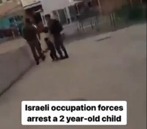 Aksi tentara Israel terhadap anak kecil usia 2 tahun ini pun berhasil menjadi sorotan. Aksinya juga menjadi bahan tertawa masyarakat luas karena mencari lawan anak kecil. <br>