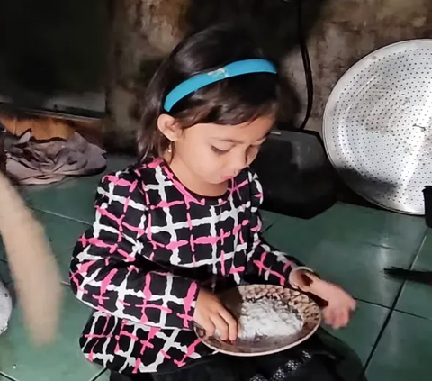 Miris Bocah Ini Tinggal di Kampung Mati Tengah Hutan Makan Nasi Pakai Garam 'Terakhir Menu Pakai Telur di Bulan Puasa'