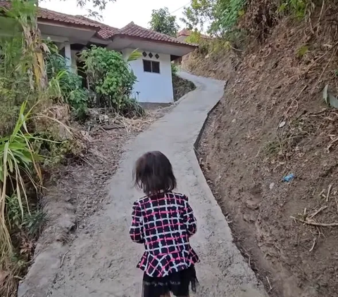 Miris Bocah Ini Tinggal di Kampung Mati Tengah Hutan Makan Nasi Pakai Garam 'Terakhir Menu Pakai Telur di Bulan Puasa'