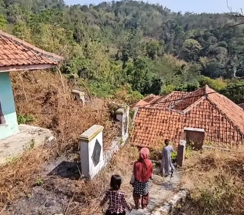 Miris Bocah Ini Tinggal di Kampung Mati Tengah Hutan Makan Nasi Pakai Garam 'Terakhir Menu Pakai Telur di Bulan Puasa'