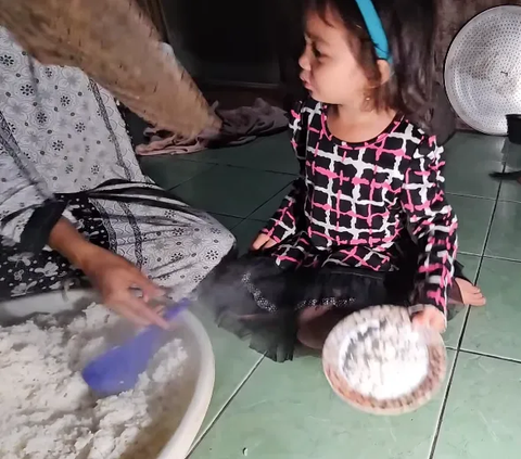 Miris Bocah Ini Tinggal di Kampung Mati Tengah Hutan Makan Nasi Pakai Garam 'Terakhir Menu Pakai Telur di Bulan Puasa'