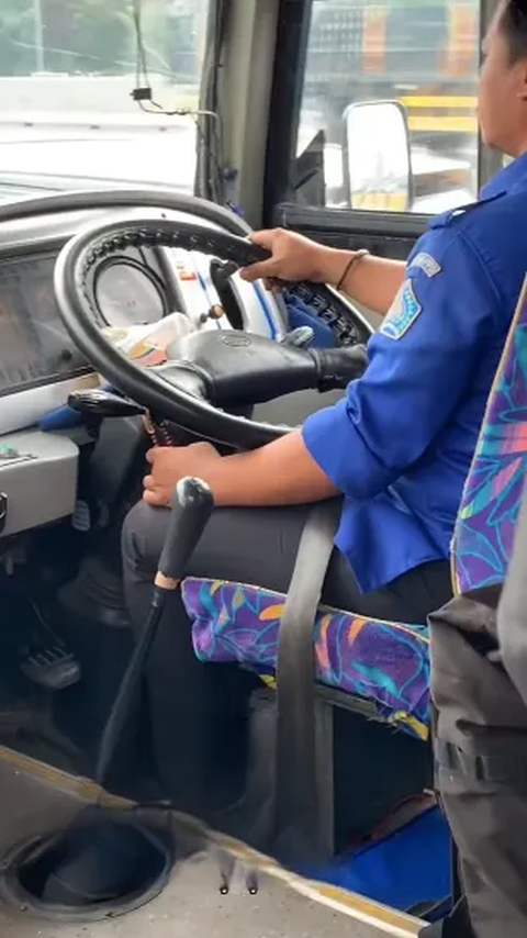 Sopir Bus Menyetir Sambil Berzikir, Netizen Sebut 'Udah Selamat Sampai Tujuan, Plus Rejekinya ngalir terus'