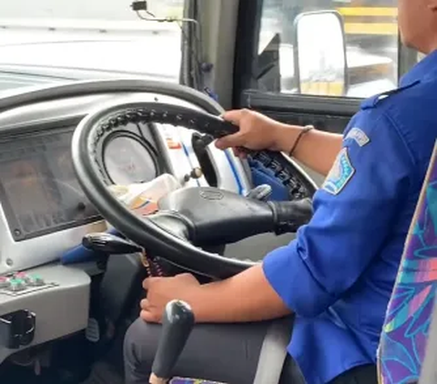 Sopir Bus Menyetir Sambil Berzikir, Netizen Sebut 'Udah Selamat Sampai Tujuan, Plus Rejekinya ngalir terus'