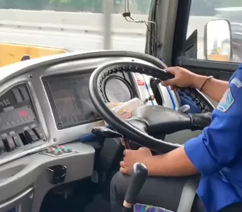 Sopir Bus Menyetir Sambil Berzikir, Netizen Sebut 'Udah Selamat Sampai Tujuan, Plus Rejekinya ngalir terus'