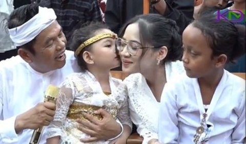 Meski belum memberikan keterangan secara langsung, namun Dedi dan wanita cantik tersebut diduga telah menikah.<br>