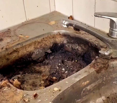 Cerita Seram Pasutri Bersihkan Rumah Kontrakan yang Telah Lama Kosong, Gegara Siram Tempat Cuci Piring dengan Air Panas