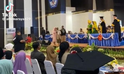 Menahan Tangis, Ini Momen Haru Ibu di Palu Wakili Putrinya yang Meninggal Sebelum Wisuda