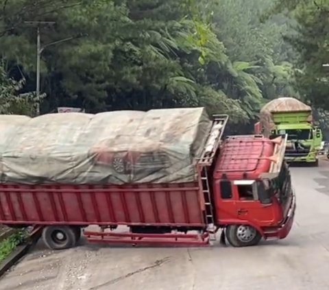 Tak Kuat Menanjak di Tanjakan Sitinjau Lauik, Truk Bermuatan Beras Ini Terguling hingga Terbalik