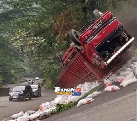 Tak Kuat Menanjak di Tanjakan Sitinjau Lauik, Truk Bermuatan Beras Ini Terguling hingga Terbalik