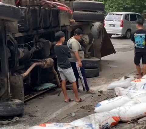 Tak Kuat Menanjak di Tanjakan Sitinjau Lauik, Truk Bermuatan Beras Ini Terguling hingga Terbalik