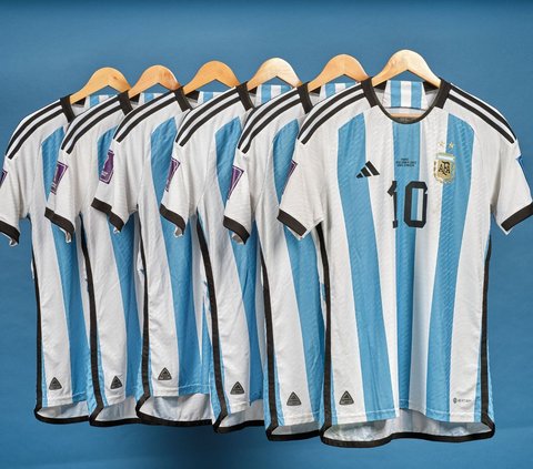 Megabintang Argentina, Lionel Messi akan melelang jersey yang digunakan selama ajang Piala Dunia 2022 lalu. Ada 6 jersey Messi yang akan dilelang, termasuk 1 jersey yang digunakan dalam laga final antara Argentina vs Prancis.