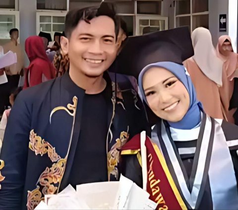 Viral! Outstanding Student in Madura Expresses Love to Her Lecturer During Graduation, Announces Wedding Date as Well