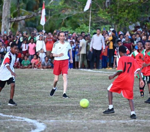 Viral Warga Minta Handuk Bekas Keringat Jokowi Saat Bermain Sepak Bola di Papua: Langsung Dibuat Pigura