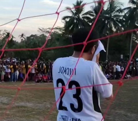 Viral Warga Minta Handuk Bekas Keringat Jokowi Saat Bermain Sepak Bola di Papua: Langsung Dibuat Pigura