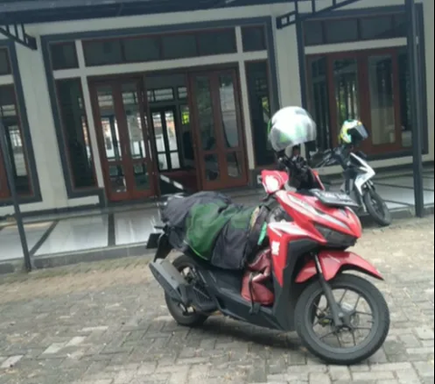 Heartbreaking Moment Ojol Driver Loses Motorcycle While Praying Congregational Prayer at Mosque