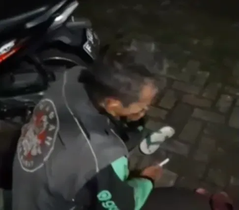 Heartbreaking Moment Ojol Driver Loses Motorcycle While Praying Congregational Prayer at Mosque