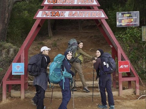 Portrait of Dara Arafah Inviting Awkarin to Climb Mount Prau