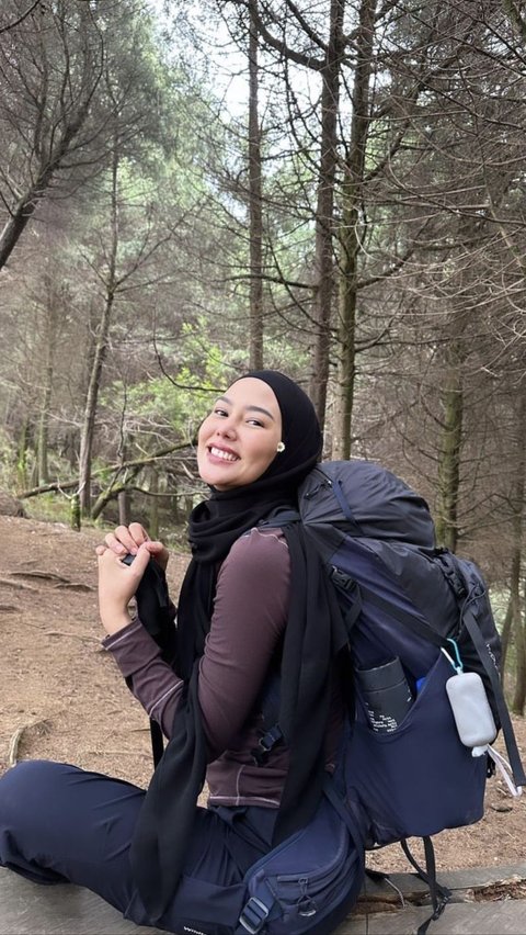 Portrait of Dara Arafah Inviting Awkarin to Climb Mount Prau