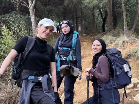 Portrait of Dara Arafah Inviting Awkarin to Climb Mount Prau