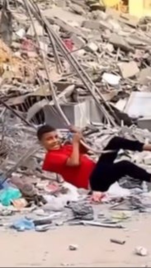 Di Tengah Duka Mendalam, Potret Anak-anak Palestina Bermain di Reruntuhan Bangunan Bikin Hati Teriris<br>